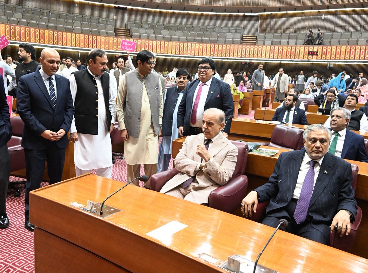 arslankhetran9's tweet photo. آج کے بجٹ سیشن میں کھئیل داس کوہستانی صاحب سب سے آگے نظر آئے۔2018 میں بھی اپنے قائدین کے لیے سیسہ پلائی دیوار تھے،اور آج بطور وزیر بھی جب احتجاج اور ہنگامہ آرائی ہوئی تو قائدین کے دفاع میں سب سے پہلےصفِ اول میں کھڑے تھے۔
عہدے بدل سکتے ہیں، وفاداریاں نہیں۔سلام ہے ایسی ثابت قدمی کو https://t.co/Irk2jbLQsN