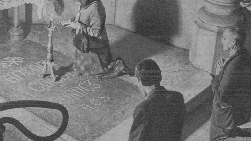 historiesdebcn's tweet photo. Per cert, la llosa del sepulcre que ha vist Lleó XIV no és l'original, què fou destruïda a la Guerra Civil. 

De la làpida del 1926 no es coneixia cap foto fins fa pocs dies, quan Jesús Serdio i Julià Bretos van localitzar aquesta imatge publicada per un diari belga el 1935. https://t.co/34icET8LYS