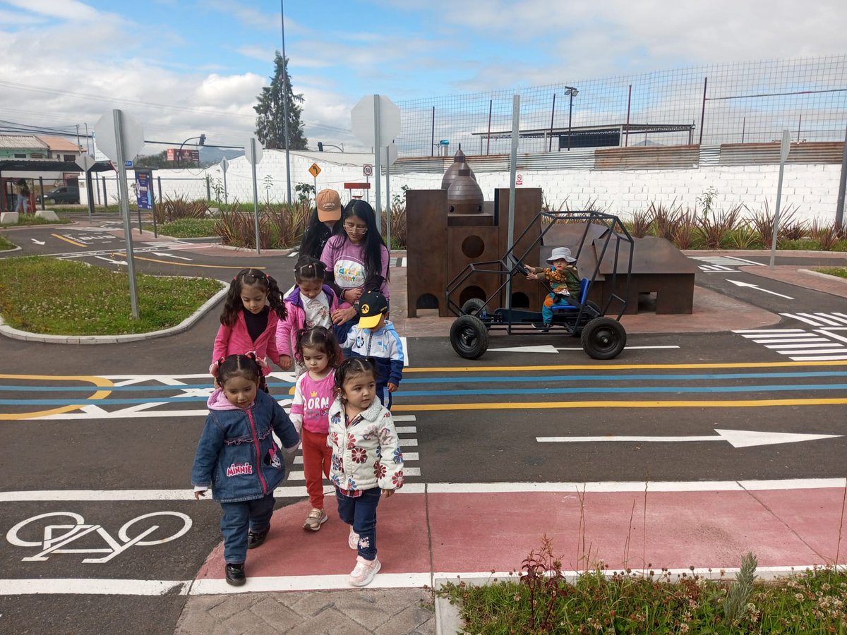 emov_ep's tweet photo. 🚦👧🧒 Esta mañana compartimos con los niños del Centro de Educación Inicial Jardín Encantado en el Parque Vial de Ricaurte. 🚸

A través de actividades lúdicas, los pequeños aprendieron la importancia de respetar el paso peatonal, reconocer los colores del semáforo y poner en práctica normas básicas de seguridad vial. 🔴🟡🟢

¡Seguimos formando desde la infancia una cultura de respeto y responsabilidad en las vías! 💙🌈

@czamoramatute 
@AlcaldiaCuenca1