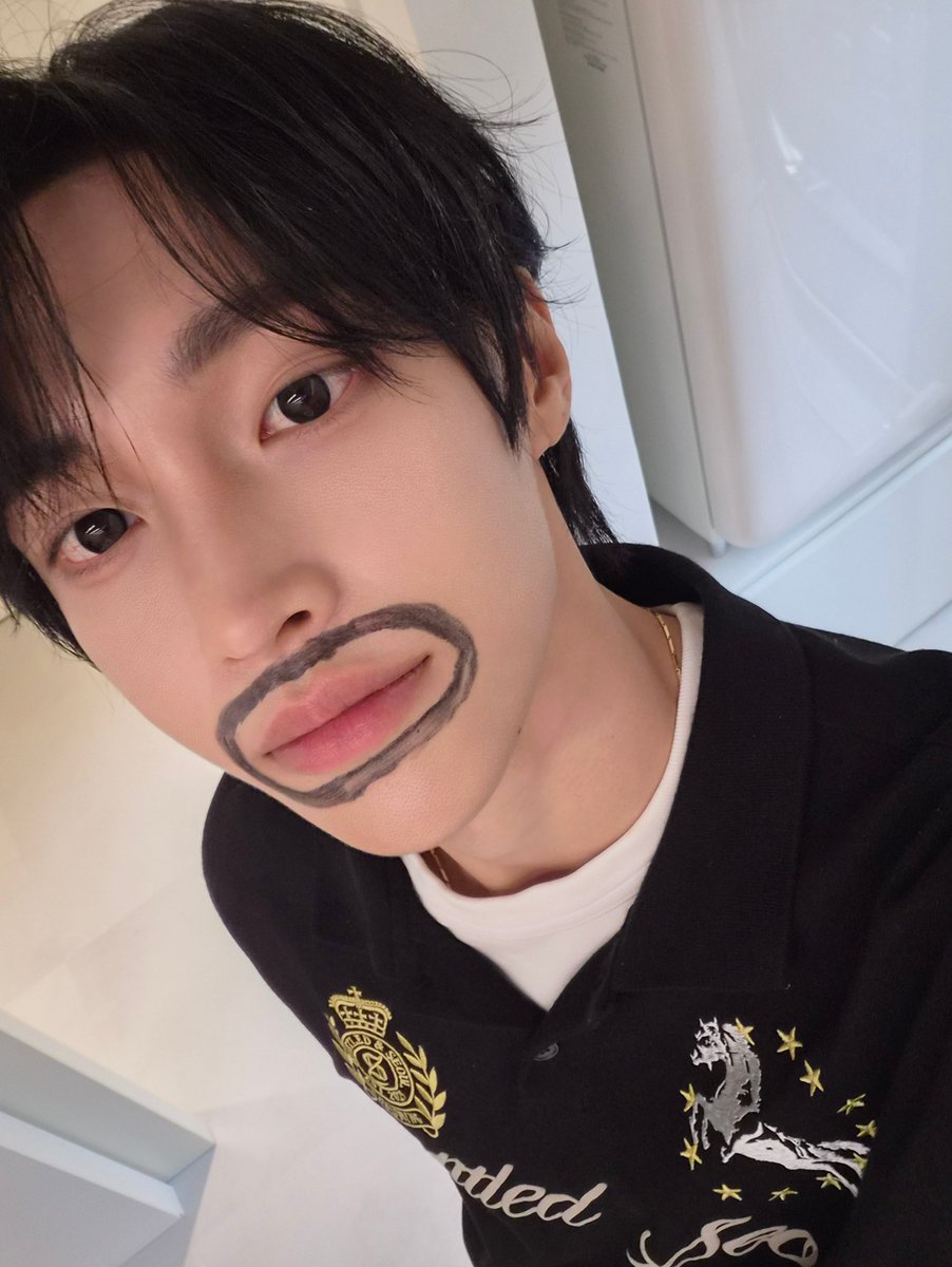 모니 tweet media