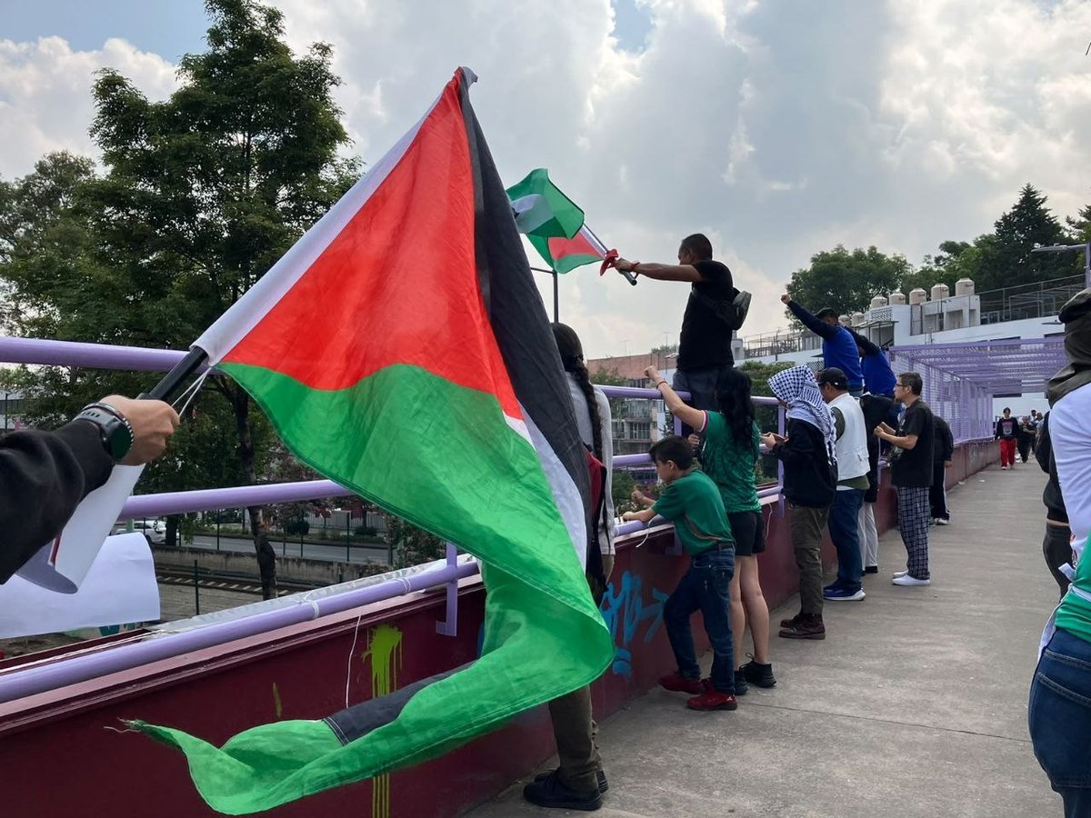 PalestinaVence's tweet photo. 🇲🇽🇵🇸 Protestas en México muestran solidaridad con Palestina en plena apertura del Mundial

En Ciudad de México, manifestantes ondearon banderas palestinas desde un puente sobre la Calzada de Tlalpan, visible para miles de personas.

En Guadalajara, durante la noche de inauguración, un grupo de manifestantes quemó una bandera de Israel en plena protesta, exigiendo el fin de la ocupación y la complicidad internacional.

Estas acciones denuncian la destrucción en Gaza, los bombardeos en Líbano, las agresiones contra Irán y el doble rasero de la FIFA al permitir la participación de Israel mientras se celebra el fútbol.

México se suma así a la ola global de solidaridad con Palestina durante el Mundial.

Palestina no está sola.