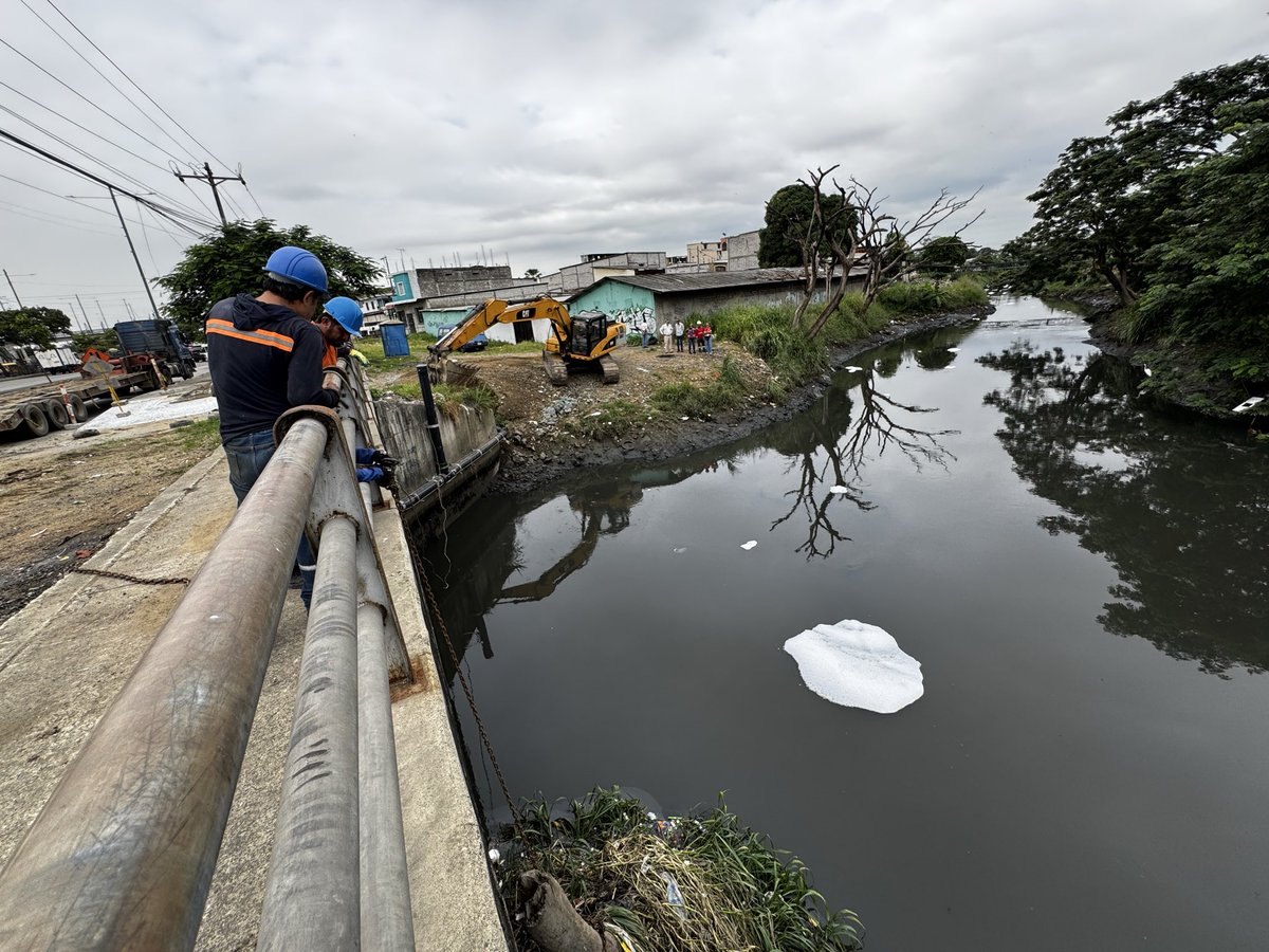 EmapagGye's tweet photo. 🌧️💧 EMAPAG EP supervisó a @interagua en la extracción de un árbol ubicado dentro de un canal en la coop. Los Geranios, av. Narcisa de Jesús.

✅ Seguimos trabajando por una ciudad más preparada para el invierno.

#AsiSeHaceGuayaquil #CiudadDeTodos https://t.co/UjyKj5SZDF