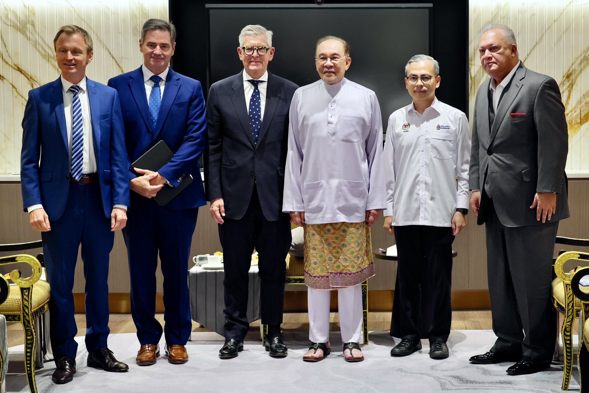 fahmi_fadzil's tweet photo. Mengiringi YAB Perdana Menteri menerima kunjungan hormat delegasi Ericsson yang diketuai Presiden dan Ketua Pegawai Eksekutifnya, Börje Ekholm.

Pertemuan ini penting dalam konteks usaha Kementerian Komunikasi untuk terus memperkukuh ekosistem digital negara, termasuk peluasan penggunaan 5G, pemantapan infrastruktur telekomunikasi dan pembangunan rangkaian yang lebih mampan, selamat serta berdaya tahan.

Kerajaan MADANI juga menghargai komitmen Ericsson dalam pembangunan bakat tempatan menerusi latihan, pemindahan teknologi dan kerjasama dengan institusi pendidikan.

Insya-Allah, hubungan baik ini akan terus diperkukuh demi mendukung agenda pendigitalan negara.

#MalaysiaMADANI
#YakinMADANI