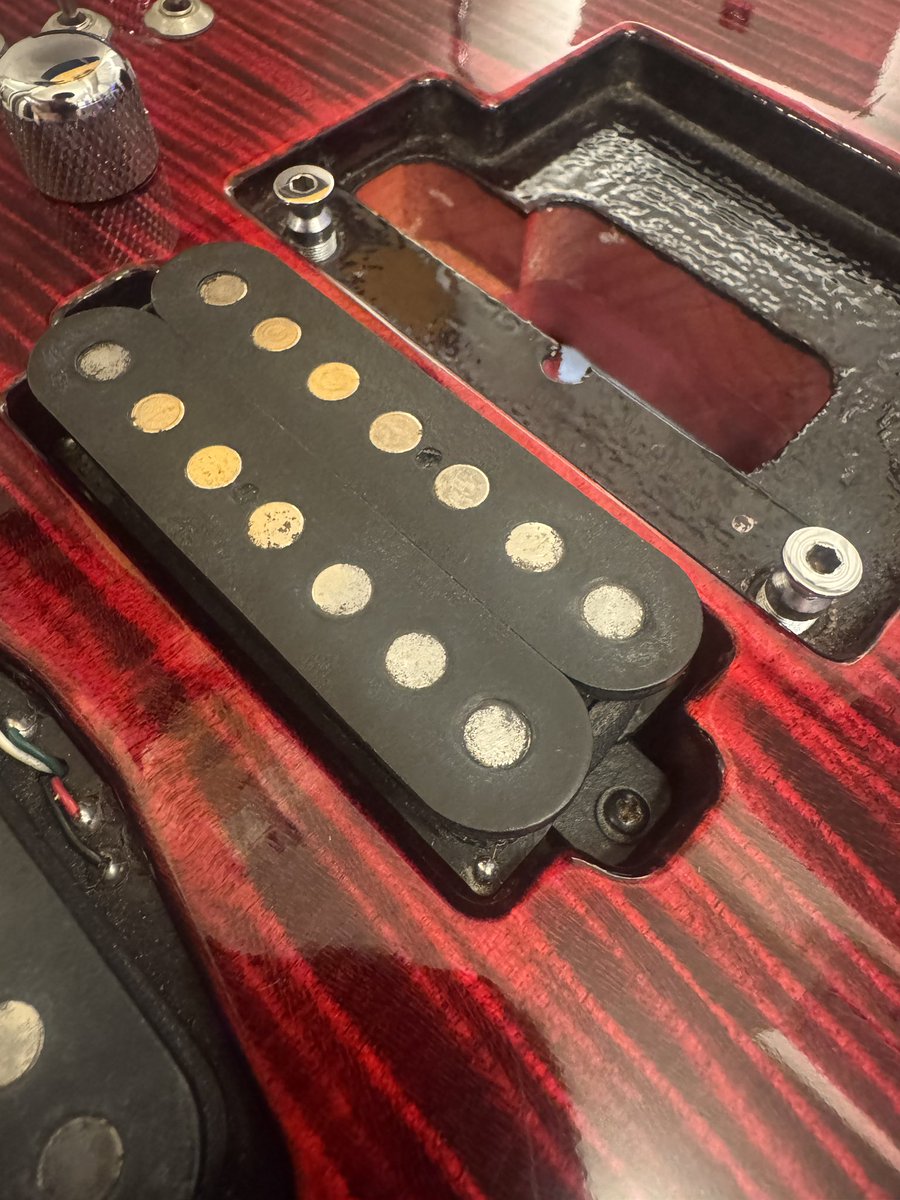 noel99l's tweet photo. あとはちょっと最近得た同じTomユーザーに有益な情報をば…
Tom AndersonとかSCHECTER系によく搭載されているラージホールピースのPUは古くなってくるとサビが目立ちがちなんだけど、スコッチブライトで綺麗にできました。
写真3枚目右から順に7440,7447,7448の順でやすりがけしてサビを除去、スクラッチメンダーで光沢出して&メンダーの残留をフィンガーイーズで拭き取って写真2枚目のような仕上がり。
錆びやすいとかいう話も聞くけど2ヶ月放置してても今のところそんなに変化ないです！ただ必ず自己責任でお願いしますね！

もっと良いやり方とか皆さんの工夫があればぜひぜひ教えて下さい✋