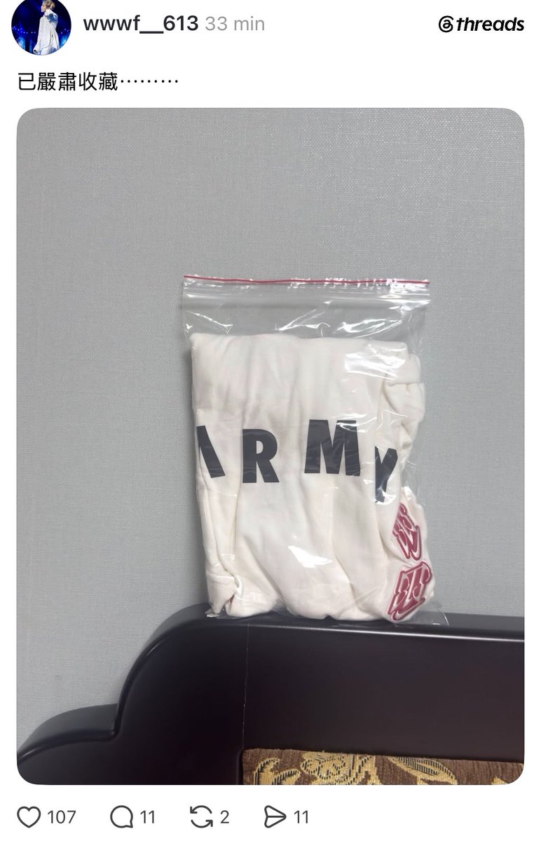 jmjklab's tweet photo. A fã que conseguiu a camisa que o #JIMIN jogou. 

Foto 1: 

Se alguém quiser TMI:
“o colarinho tem um cheiro perfumado misturado com cheiro de suor”
“a roupa está um pouco úmida”
“o material é bom, afinal é Nike”
“é isso”
“eu vou seguir o Park Jimin até eu morrer”

Foto 2: 

“Já está oficialmente guardado na coleção…”