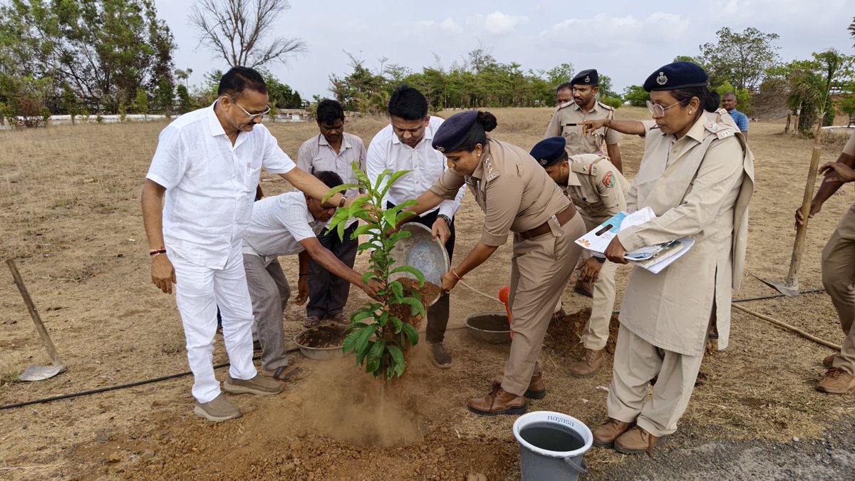 ArvindPatel178's tweet photo. માનનીય પ્રધાનમંત્રી શ્રી @narendramodi સાહેબના નેતૃત્વમાં 'સેવા, સુશાસન અને ગરીબ કલ્યાણ' ના ૧૨ વર્ષની આ અવિરત યાત્રા આજે દેશના ખૂણે-ખૂણાને વિકાસની નવી ઊંચાઈઓ પર લઈ જઈ રહી છે. વિલ્સન હિલની આહલાદક મુલાકાત દરમિયાન, પ્રકૃતિની ભવ્યતા સાથે દેશના આ ગૌરવશાળી અને સશક્ત ૧૨ વર્ષના અદભુત કાર્યોનું સ્મરણ પ્રેરણાદાયી રહ્યું, ત્યાં સાફ-સફાઈ કરીને સ્વચ્છતા પ્રત્યેની જવાબદારી અદા કરી. 

વિકાસની નવી ઊંચાઈ, સૌનો સાથ અને સુશાસનનો આ કાળખંડ ભારતને અવિરત ગતિ આપી રહ્યો છે.