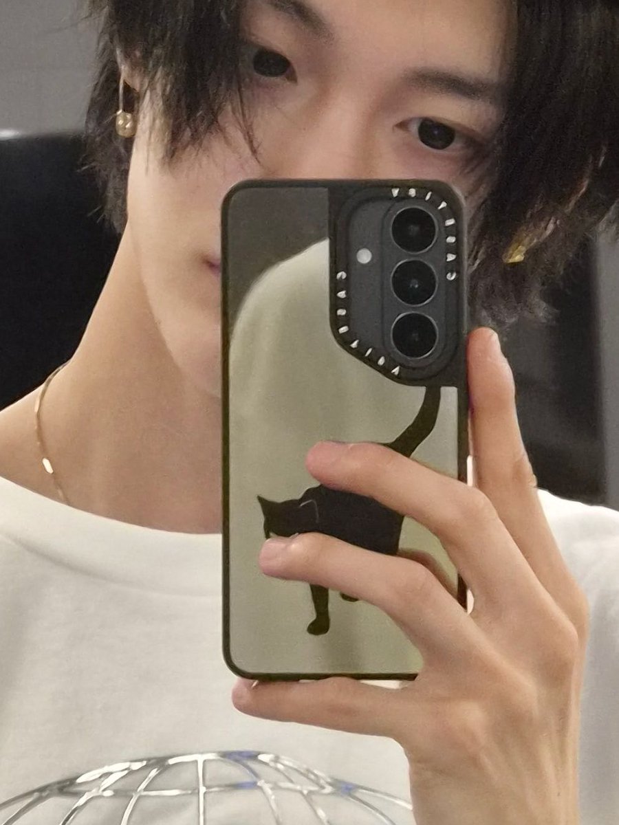 redfiirelight's tweet photo. น้องวอนบินส่งรูปมาในบับเบิ้ล เพิ่งสังเกตเคสโทรศัพท์อันใหม่เป็นรูปแมวด้วย🐈‍⬛🖤 https://t.co/7htsaEDRfO