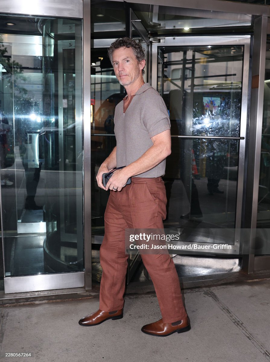 shawnhats's tweet photo. shawn hatosy outside cbs studios in nyc https://t.co/xMNlkJfq6N