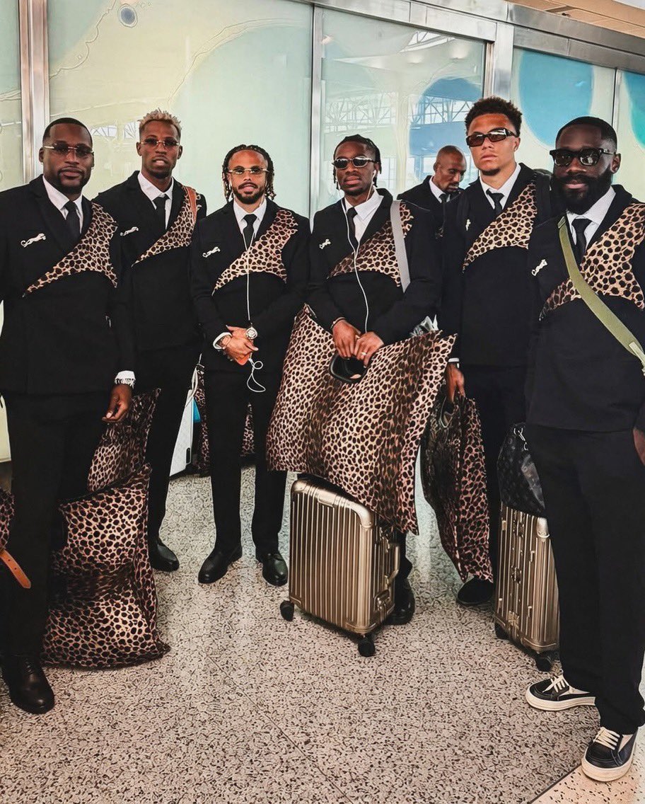 TyCSports's tweet photo. ¡INCREÍBLES OUTFITS DE LA SELECCIÓN DE RD CONGO! 🇨🇩🔥🐆

La Selección de RD Congo aterrizó en Houston con unos looks que no pasaron desapercibidos de cara a la Copa del Mundo. https://t.co/w5Eest064S