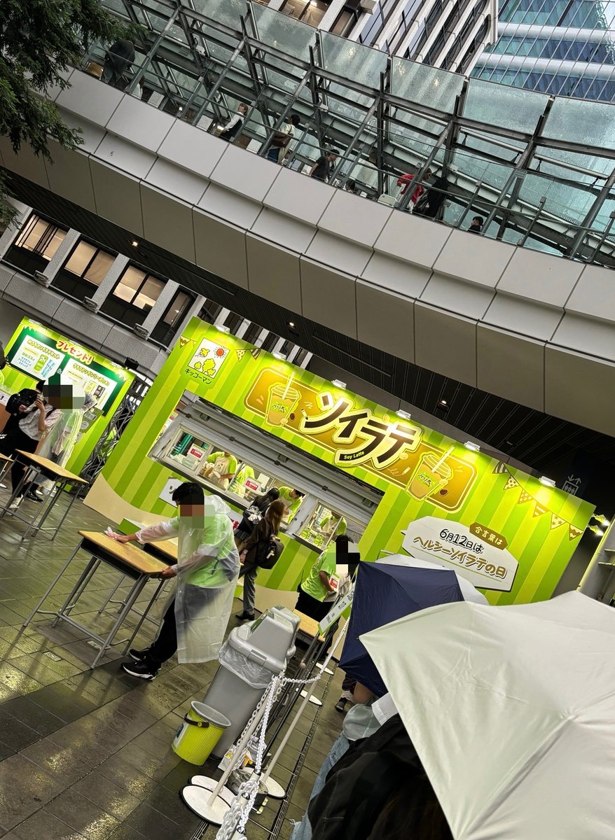 akemiraclecle's tweet photo. @event_checker 本日ヘルシーソイラテの日ということで、雨の中、ソイラテ祭に並んでいただいてきました。
おうちで作るのも楽しみ〜♪ https://t.co/UzjpEGay5U