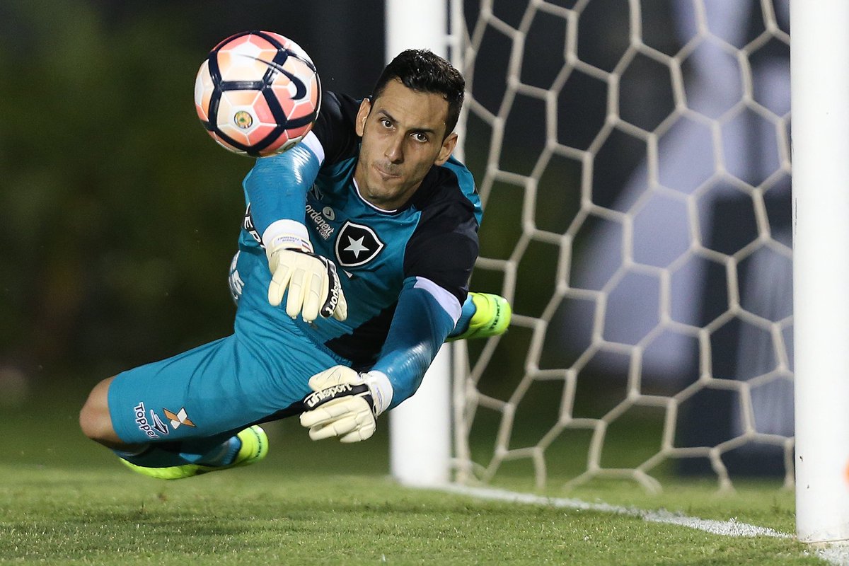 PedroPPBoficial's tweet photo. 🇵🇾| A nossa torcida hoje está voltada para Gatito. 

Às 22h, estreia do nosso eterno goleiro campeão que fez história no Botafogo e aprendeu a amar o clube até o fim. 

Sua primeira Copa 😼

📸 Arthur Barreto e Vitor Silva https://t.co/66rPtFtkpJ