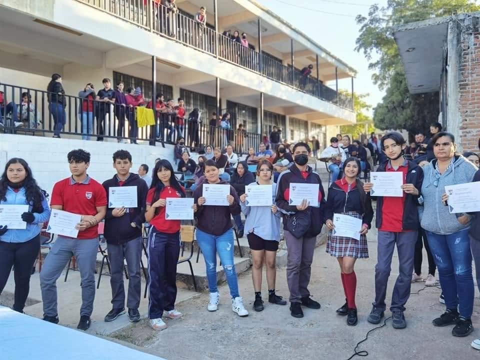 FNERRR_EDOMEX's tweet photo. #ExigimosRespetoPrepaRR 

Durante 26 años, la Preparatoria Rafael Ramírez ha utilizado este espacio para actividades educativas, deportivas y culturales. 
Exigimos una solución justa y respeto a nuestras instalaciones. 😡✊🏻

@YeralBonillaV @uasoficialmx https://t.co/ogY13okffL