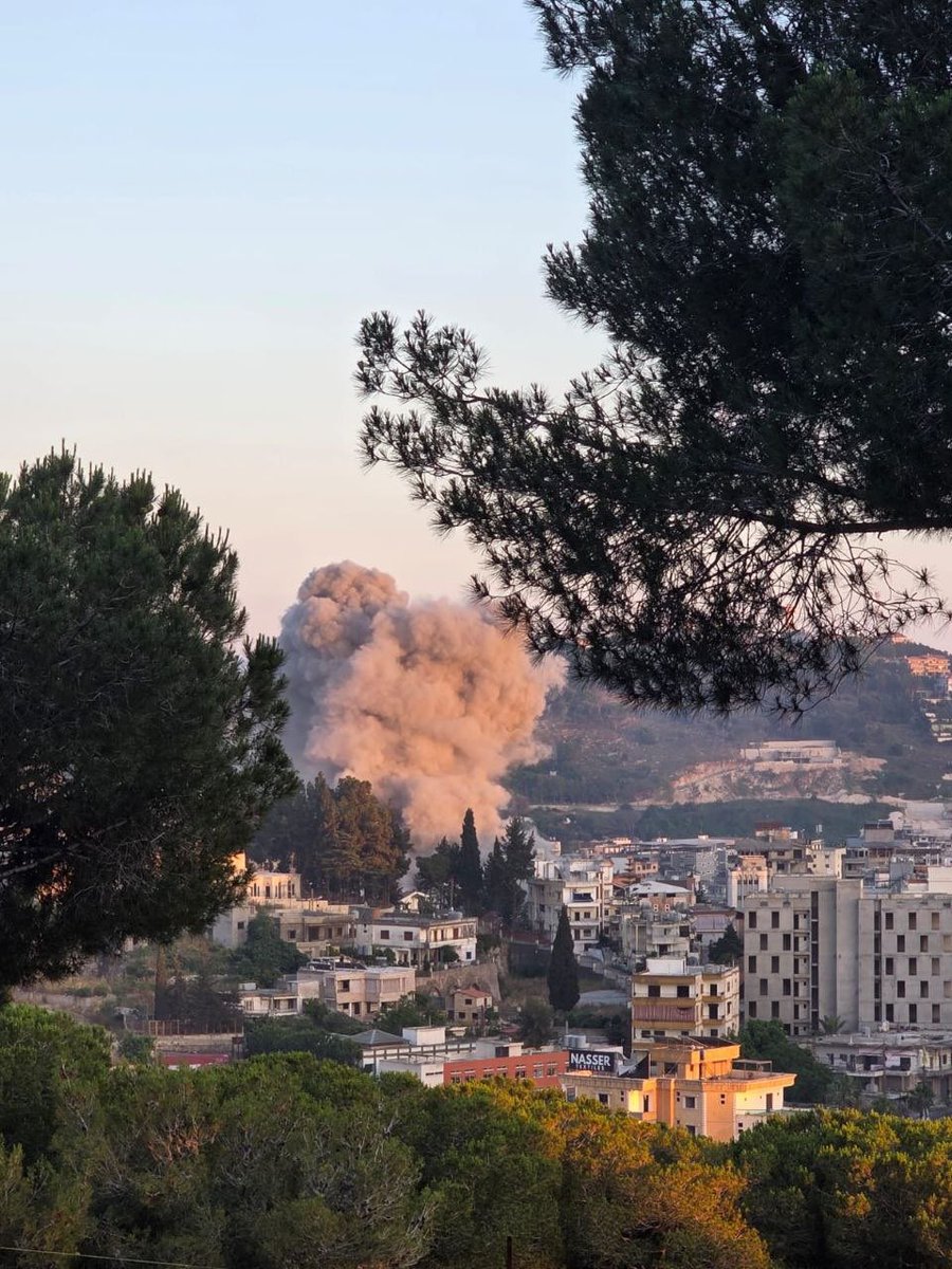 sahouraxo's tweet photo. South Lebanon right now.

Israel is dropping massive bombs on civilian homes in Nabatieh. https://t.co/6aQjs2UaGy