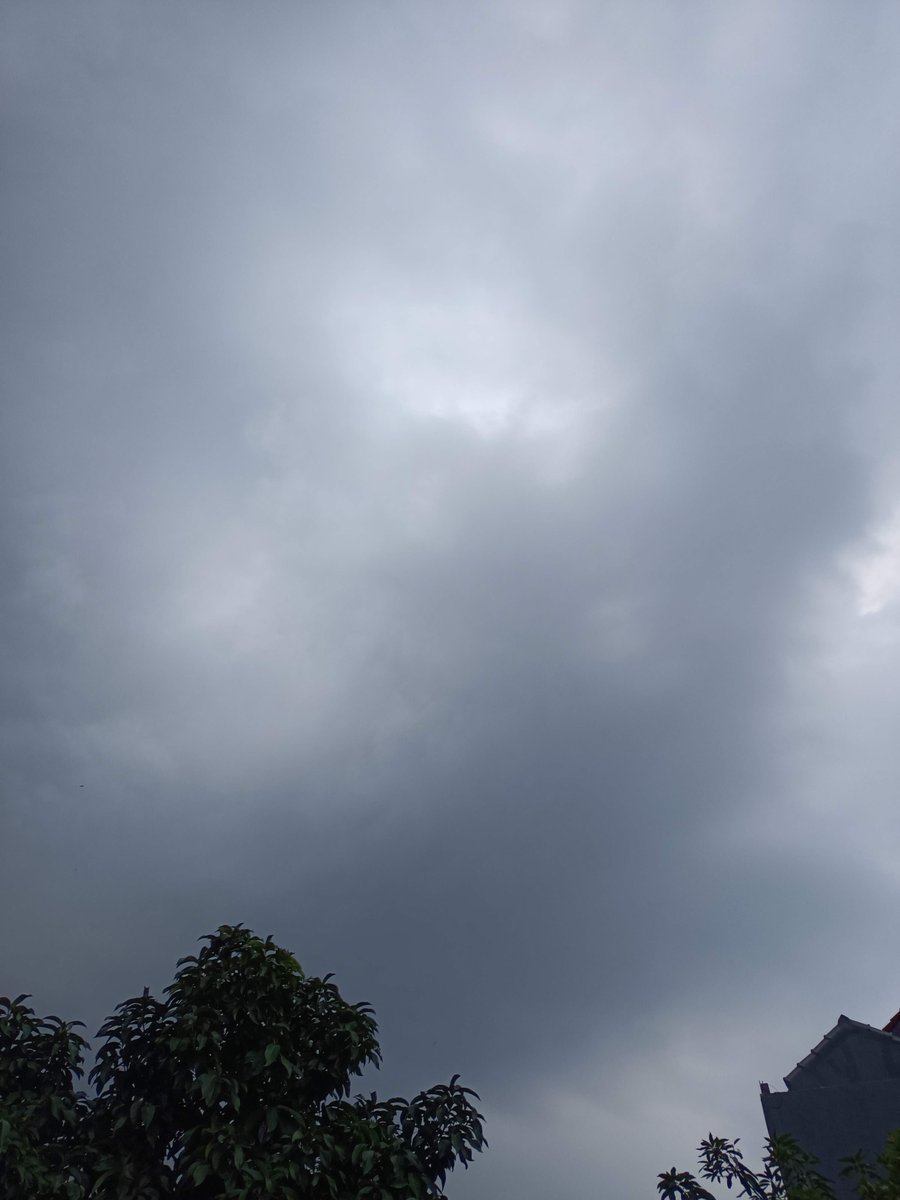 chantasyy's tweet photo. the weather he loves vs the weather i love https://t.co/VAgYGJA920