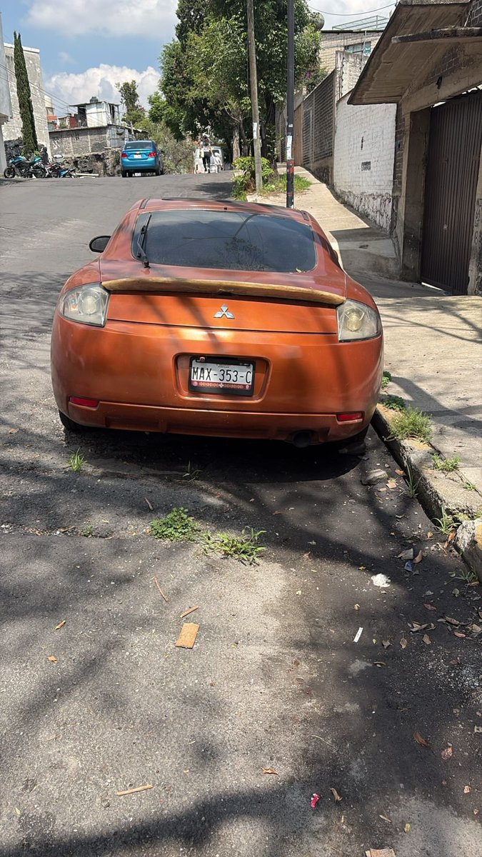 cuartodemillamx's tweet photo. Hola!

Ya lleva un par de meses este automovil afuera de mi casa. Al principio no me llamó la atención pero por curiosidad revisé el VIN y al ingresarlo en repuve vi que tiene denuncia de robo en #OCRA.

Con el paso del tiempo el auto ha sido vandalizado, te mando fotos de como se ve actualmente.
He realizado las siguientes acciones:

1) Llamar al 911 por lo menos 4 veces donde siempre me dicen que mandarán a alguien pero no va nadie.
2) Llamar a OCRA por lo menos 10 veces en días distintos para decirles que aquí está el carro que están buscando. Nadie contesta.
3) Buscar en x a la unidad de contacto del secretario donde me dicen que van a mandar a alguien y no mandan a nadie @SSC_CDMX
4) Avisar en la alcaldía que hay un automovil abandonado con reporte de robo, no han hecho nada y me sugirieron ir al MP.

Esta situación me parece muy interesante porque me pregunto qué tiene que hacer un ciudadano para que sea tomado en cuenta por las autoridades en algo que considero que es una buena acción, y hasta donde estamos dispuestos a llegar para apoyar a la autoridad. No planeo ir al MP porque con un poco de mala suerte me acusan de robar el auto, entonces ya me estoy resignando a dejar que se quede ahí eternamente el automovil.

Dirección: Iztaccihuatl MZ 64 Lt18, Alcaldía Coyoacán, CDMX, CP 04300
VIN: 4A3AK44T77E059034
