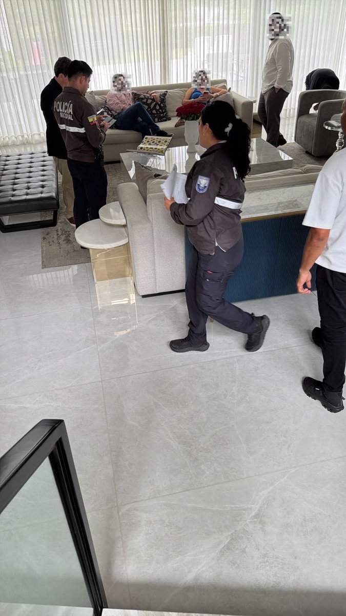 Danielsalcan_'s tweet photo. URGENTE. En estos momentos acaban de ingresar a la casa de Fiorella Icaza, esposa del alcalde de Guayaquil. El Estado quiere echarla de su casa junto con sus 3 hijos y su padre quien es un adulto mayor con discapacidad. Esto es una brutalidad ¿Cómo pueden actuar con tanta maldad? https://t.co/UfuJ0DmffA
