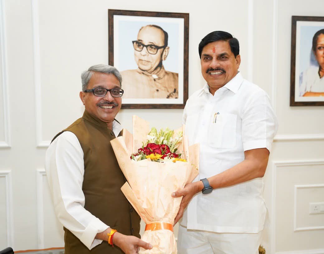 VyasBjym's tweet photo. राज्यसभा सदस्य निर्वाचित होने के पश्चात आज भाई साहब श्री रजनीश अग्रवाल जी ने मुख्यमंत्री निवास में आदरणीय मुख्यमंत्री डॉ. मोहन यादव जी से आनंददायी भेंट हुई
@rajneesh4n https://t.co/uKEjazNB2k