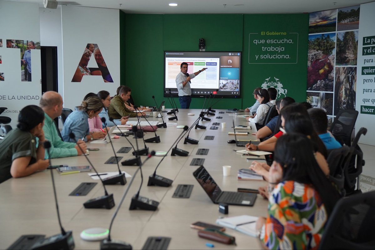 RafaelaCortesZ's tweet photo. Seguimos construyendo el futuro del Meta con visión, planificación y oportunidades para nuestra gente.

Junto al Ministerio de Minas y Energía, UrbanPro y NRGI avanzamos en la identificación de siete proyectos estratégicos que nos permitirán diversificar nuestra economía y fortalecer la competitividad del departamento hacia 2030 y 2050.

Nuestro compromiso es claro: preparar al Meta para los desafíos del futuro, impulsar nuevas oportunidades de desarrollo, atraer inversión y generar bienestar para las próximas generaciones. Estamos trabajando para que nuestro departamento siga creciendo con sostenibilidad, innovación y más oportunidades para todos.
