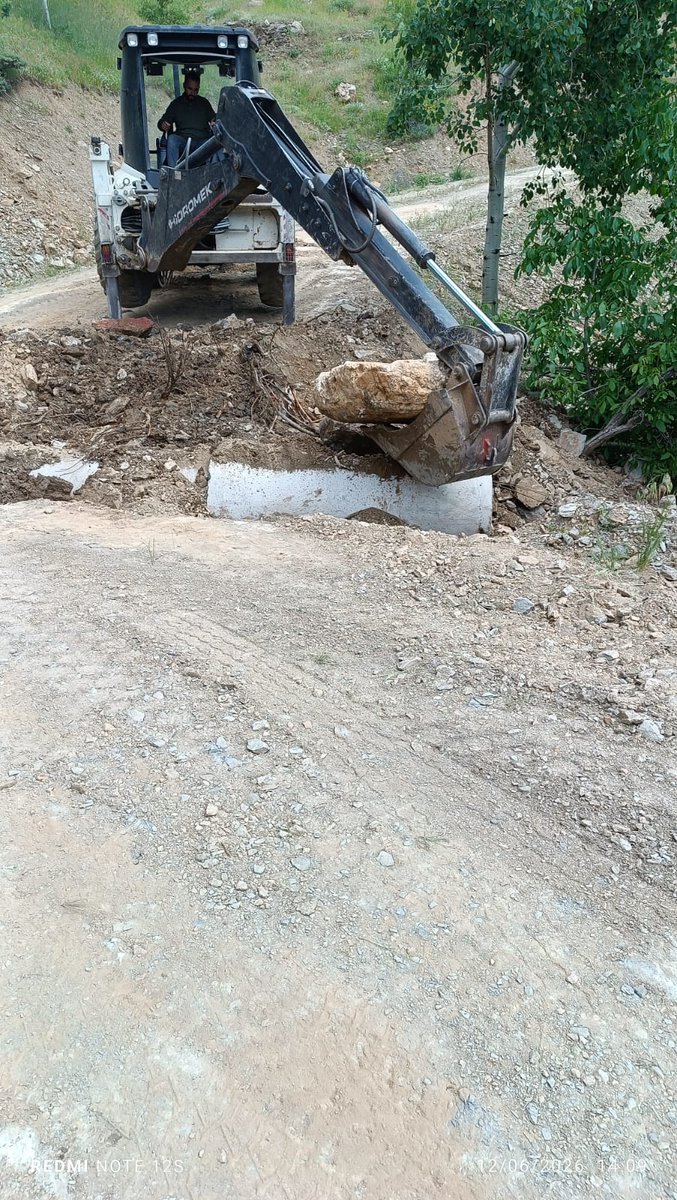 kulpbelediyesi's tweet photo. Yurttaşların talebi üzerine Fen İşleri Müdürlüğümüze bağlı yol yapım ekiplerince Ağaçkorur mahallesine bağlı Kêğırvank sokağında başlatılan büz döşeme çalışmaları tamamlandı.

Li ser daxwazên welatiyan, xebata sazkirina kunga ku ji hêla tîmên çêkirina rê yên Daîreya me ya Karên Giştî ve li kuça  Kêxirvangê giridayê taxa Beyrokê dest pê kiribû, qediya.

@Fatmaaypasur l @Vet_Muratipek