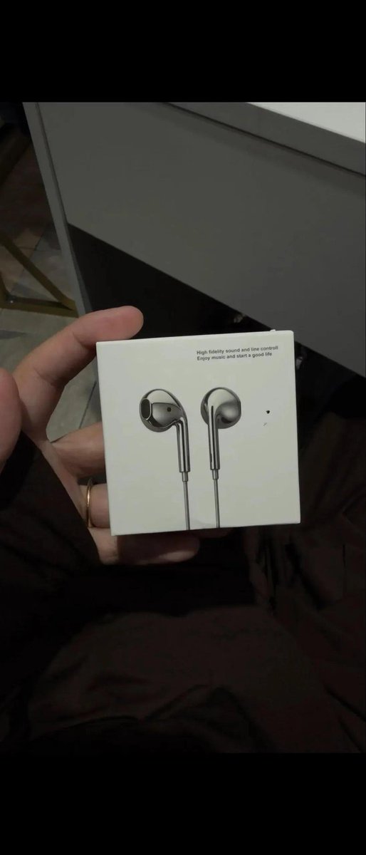 OiFaela's tweet photo. Não sei se vocês também fazem isso, mas eu tenho um ponto fraco por coisas bonitas. Esse fone é bom? Sim. Mas o principal motivo de eu ter comprado foi: "olha que coisa linda". 🩶 https://t.co/9sUDhtB5es