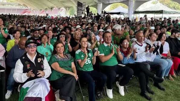 EIJefeDiego's tweet photo. Mientras una se esconde en el Deportivo Los Galeana, no vaya a ser que le chiflen…

A la otra la detienen en el estadio para agradecerle y reconocerle su trabajo.

Hay niveles. https://t.co/9zqKB4vsVF