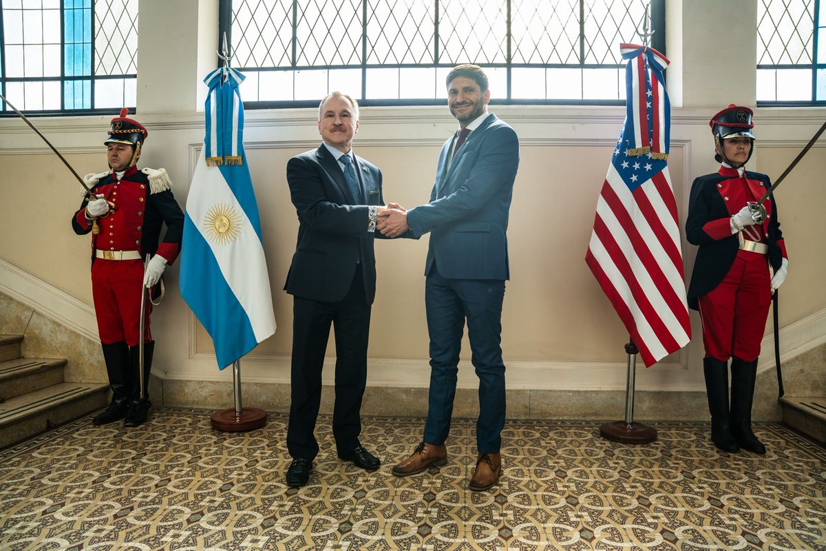 USAmbassadorARG's tweet photo. Los resultados hablan por sí solos. La transformación de Santa Fe en materia de seguridad demuestra lo que es posible cuando hay liderazgo, decisión y compromiso para enfrentar al crimen organizado. 
 
Con el gobernador @maxipullaro y el ministro @PabloCocoX exploramos nuevas formas de profundizar la cooperación entre Estados Unidos y Santa Fe en seguridad, inteligencia criminal y gestión penitenciaria. 
 
También analizamos las oportunidades que ofrece la provincia para la inversión estadounidense, especialmente en infraestructura estratégica y puertos sobre el río Paraná. Más seguridad genera más confianza, más inversión y más prosperidad para nuestros pueblos. 🇺🇸🇦🇷