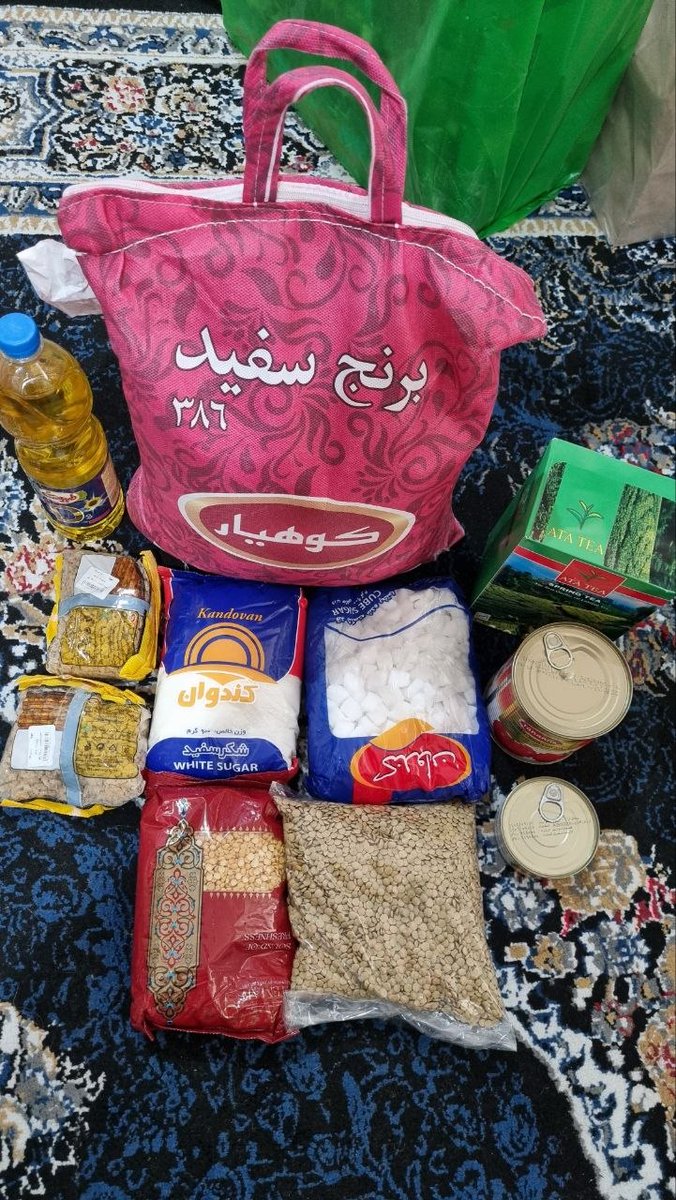 niikiikazemiii's tweet photo. زنگ زده بود که دوماهه نتونستم برنج تهیه کنم برای بچهام؛ کالابرگمو زیر قیمت فروختم برای کرایه خونه ! چون دوبرابر شده....
اینروزا برای ما سخت میگذره؛ تهیه کردن اقلام معیشتی برای خانواده ها توی گرونی خیلی سخته ؛خیلییییی....
تنهامون نزارید.
براشون بسته ارزاق تهیه کردیم.... https://t.co/JEuhLUpgwM