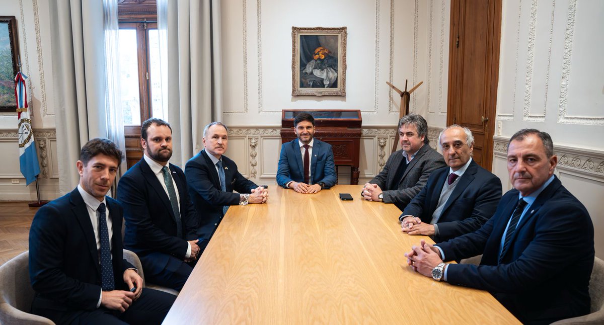 USAmbassadorARG's tweet photo. Los resultados hablan por sí solos. La transformación de Santa Fe en materia de seguridad demuestra lo que es posible cuando hay liderazgo, decisión y compromiso para enfrentar al crimen organizado. 
 
Con el gobernador @maxipullaro y el ministro @PabloCocoX exploramos nuevas formas de profundizar la cooperación entre Estados Unidos y Santa Fe en seguridad, inteligencia criminal y gestión penitenciaria. 
 
También analizamos las oportunidades que ofrece la provincia para la inversión estadounidense, especialmente en infraestructura estratégica y puertos sobre el río Paraná. Más seguridad genera más confianza, más inversión y más prosperidad para nuestros pueblos. 🇺🇸🇦🇷