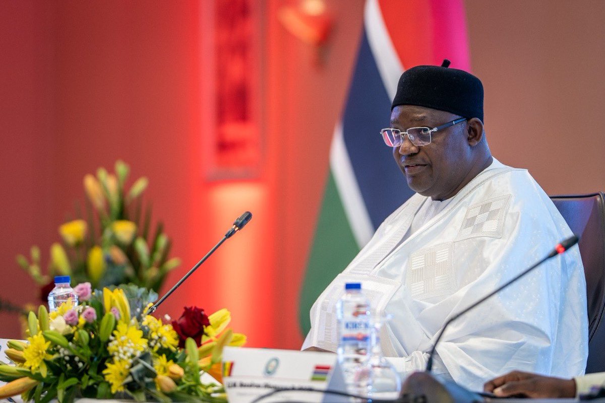 PR_Diomaye's tweet photo. Avec mon frère, le Président Adama Barrow, nous avons co-présidé à Dakar la quatrième session du Conseil présidentiel sénégalo-gambien.

Le Sénégal et la Gambie ne sont pas deux nations voisines. Nous sommes un seul peuple, qu'une histoire a réparti entre deux États, et qu'aucune frontière ne saurait diviser. Je remercie chaleureusement mon frère Adama Barrow, ainsi que le Gouvernement et la délégation gambiens, pour la fraternité qui a guidé nos travaux et les accords signés ce jour.

Ce qui unit la Sénégambie est plus ancien que nos États et plus fort que tout. C'est un destin commun, et nous avons choisi de le construire ensemble.