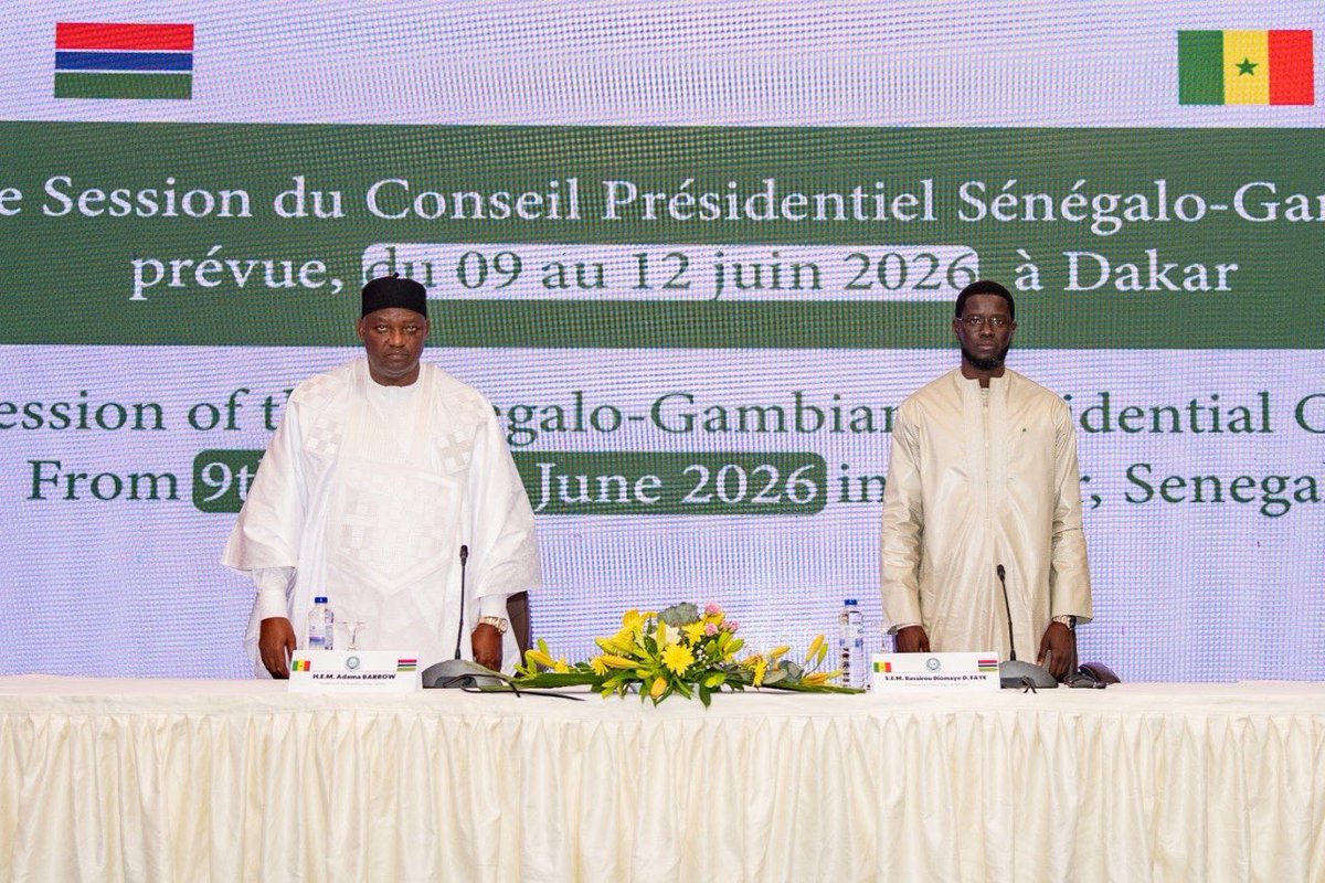 PR_Diomaye's tweet photo. Avec mon frère, le Président Adama Barrow, nous avons co-présidé à Dakar la quatrième session du Conseil présidentiel sénégalo-gambien.

Le Sénégal et la Gambie ne sont pas deux nations voisines. Nous sommes un seul peuple, qu'une histoire a réparti entre deux États, et qu'aucune frontière ne saurait diviser. Je remercie chaleureusement mon frère Adama Barrow, ainsi que le Gouvernement et la délégation gambiens, pour la fraternité qui a guidé nos travaux et les accords signés ce jour.

Ce qui unit la Sénégambie est plus ancien que nos États et plus fort que tout. C'est un destin commun, et nous avons choisi de le construire ensemble.