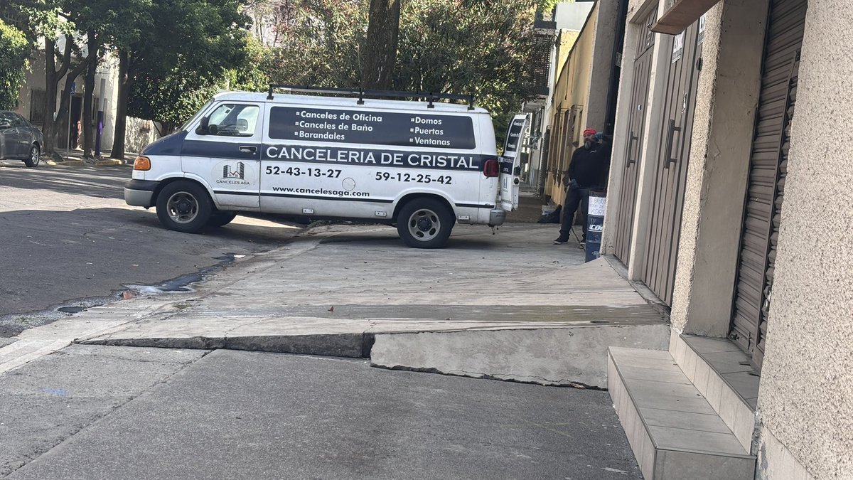 JazminCruz08's tweet photo. @inveacdmx @UCS_GCDMX @OVIALCDMX @BJAlcaldia en la calle de Bulgaria #23 entre eje 8 y Antillas en  la colonia portales sur hay un negocio de canceles que siempre deja vidrios sobre la banqueta y aparte con sus unidades obstruyen el paso de peatones. https://t.co/Z909vpvBSW