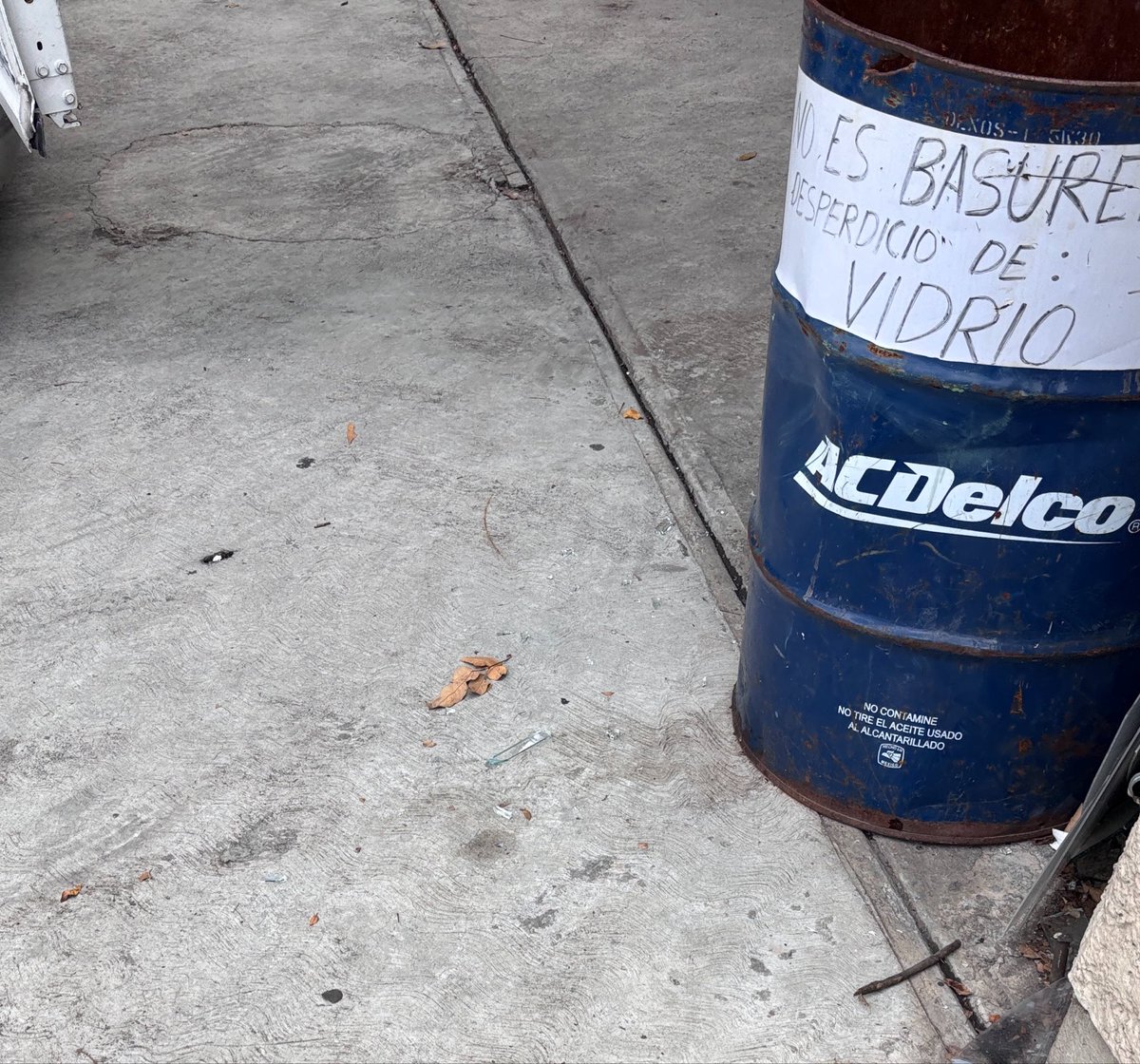 JazminCruz08's tweet photo. @inveacdmx @UCS_GCDMX @OVIALCDMX @BJAlcaldia en la calle de Bulgaria #23 entre eje 8 y Antillas en  la colonia portales sur hay un negocio de canceles que siempre deja vidrios sobre la banqueta y aparte con sus unidades obstruyen el paso de peatones. https://t.co/Z909vpvBSW