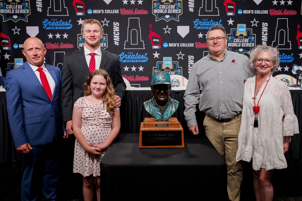 BaseballUGA's tweet photo. 𝐓𝐡𝐞 𝐇𝐞𝐢𝐬𝐦𝐚𝐧 𝐨𝐟 𝐂𝐨𝐥𝐥𝐞𝐠𝐞 𝐁𝐚𝐬𝐞𝐛𝐚𝐥𝐥

#GoDawgs https://t.co/DKXhBiDhcI