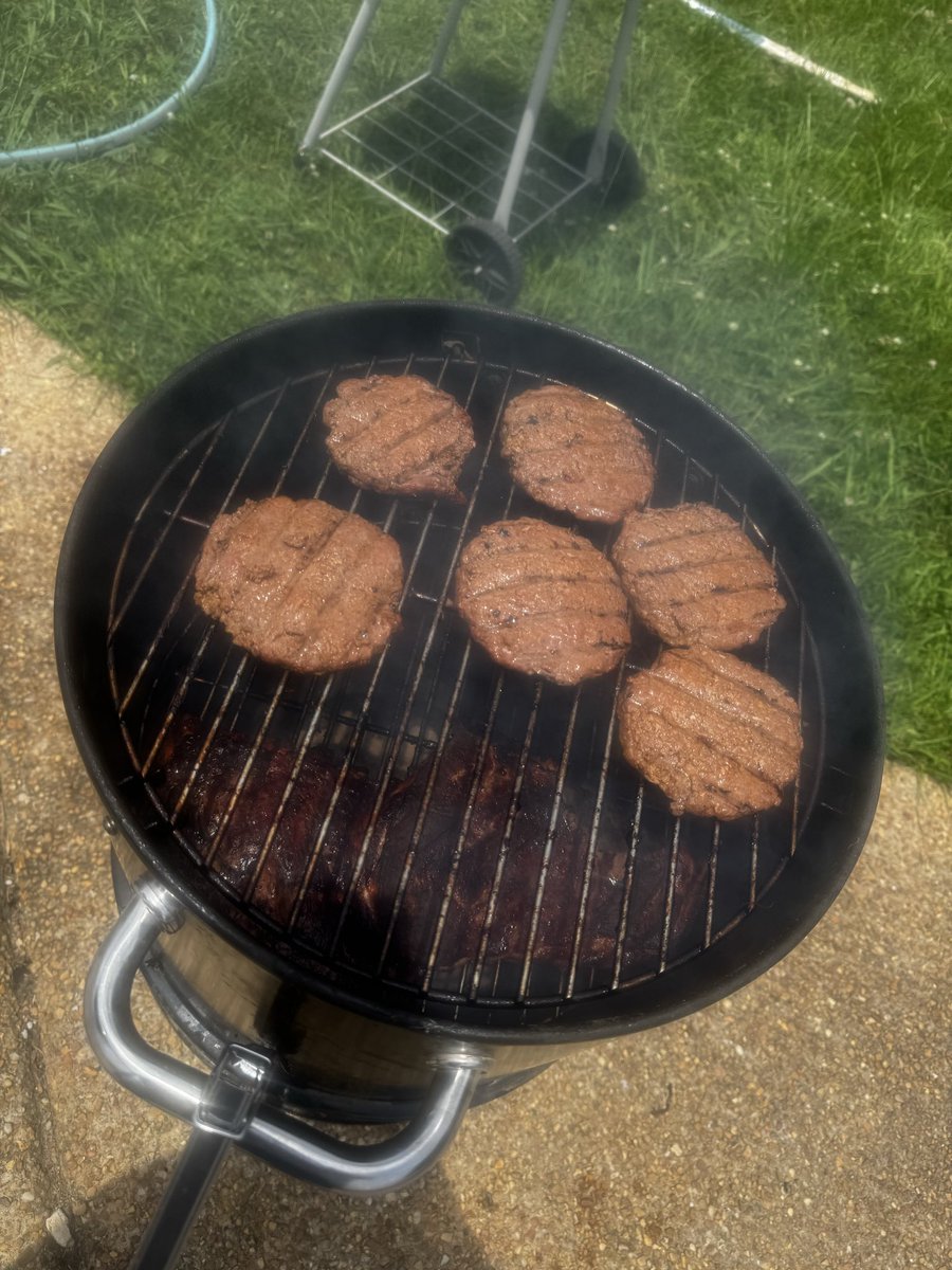 KNTRYDA25's tweet photo. Need to have the O’jays playing 🎶 and some bones 🦴 poppin off
With all this good eating
#InmyZone
#GrillMasteronWestdide
#BurgersandribsStraightoffonFiGG https://t.co/tl33ckjqe2