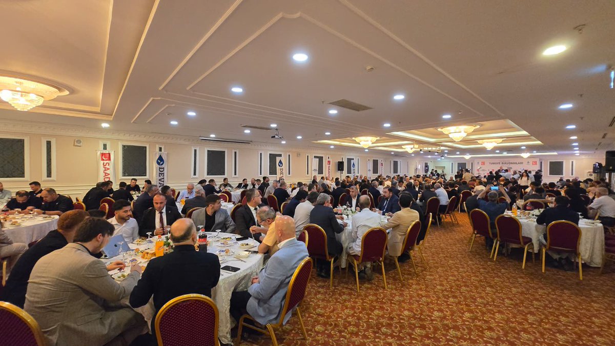 emin_ekmen's tweet photo. Türkiye Buluşmaları kapsamında Kocaeli'nde; DEVA Partisi Genel Başkanımız Sayın Ali Babacan ve Saadet Partisi Genel Başkanı Sayın Mahmut Arıkan'ın katılımıyla gerçekleştirilen programda vatandaşlarımızla, sivil toplum kuruluşlarımızla ve basın mensuplarımızla bir araya geldik.

Basın ve sivil toplum buluşmasında ülkemizin karşı karşıya olduğu sorunlar, çözüm önerilerimiz ve Türkiye'nin geleceğine dair değerlendirmeleri Genel Başkanlarımızdan dinleme fırsatı bulduk.

Demokrasinin, istişarenin ve ortak aklın güçlenmesine katkı sunan bu anlamlı organizasyonda emeği geçen il başkanlarımıza, teşkilat mensuplarımıza ve tüm katılımcılara teşekkür ediyorum. 

@devapartisi, @alibabacan, @SaadetPartisi, @mahmutarikansp