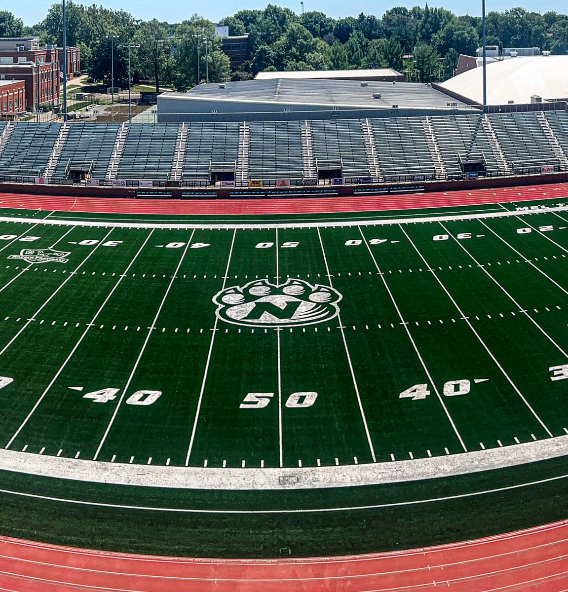 bearcatsports's tweet photo. 𝐁𝐮𝐢𝐥𝐭 𝐟𝐨𝐫 𝐁𝐞𝐚𝐫𝐜𝐚𝐭𝐬. 𝐁𝐮𝐢𝐥𝐭 𝐨𝐧 𝐅𝐀𝐌𝐈𝐋𝐘.

#OABAAB ||| @NWBearcat_FB https://t.co/jEZb0nWuvP