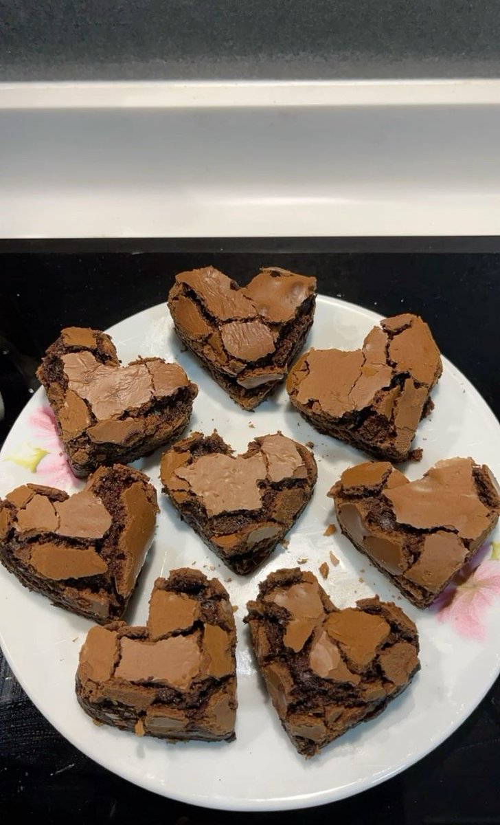 dethrwne's tweet photo. Anya está oferecendo um brownie do amor pra todo mundo que passar por ela. https://t.co/DVUBi1zrBF