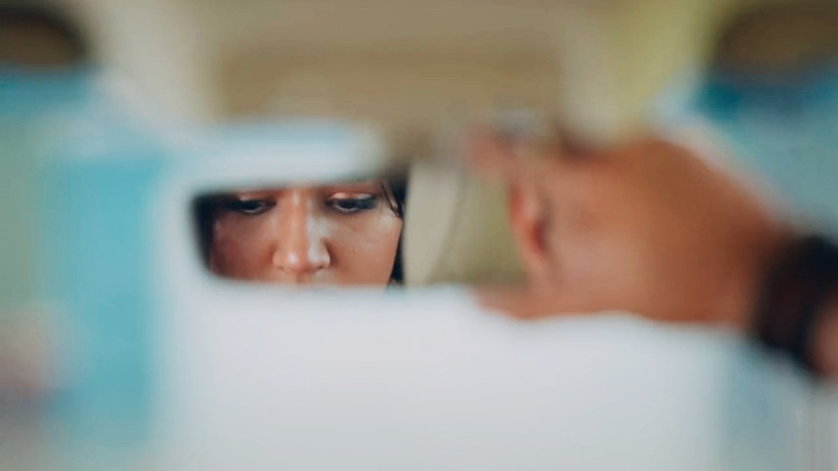AnishaS_tweets's tweet photo. He even adjusted the rear-view mirror just so he could steal little glimpses of her while driving. Not even trying to hide it anymore; he’s completely gone in love. 😭❤️

{#RamneekKataria • #PravishtMishra • #BareillyKeBachchan} https://t.co/m09gMhmx3f