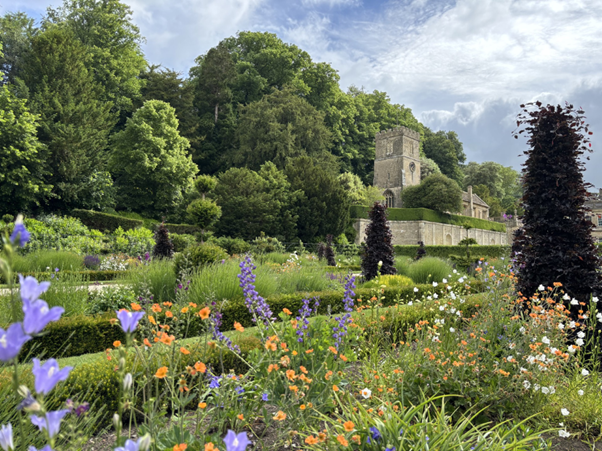 NTDyrhamPark's tweet photo. Rumour has it that it's going to be a sunny weekend... We've got parkland walks, children's trails, scones of the month and beautiful gardens to help you make the most of it. 😎🌞🌳🌻🌸
#Weekend #SunnyWeekend #June #SunshineAtLast https://t.co/0D35aSkL3t