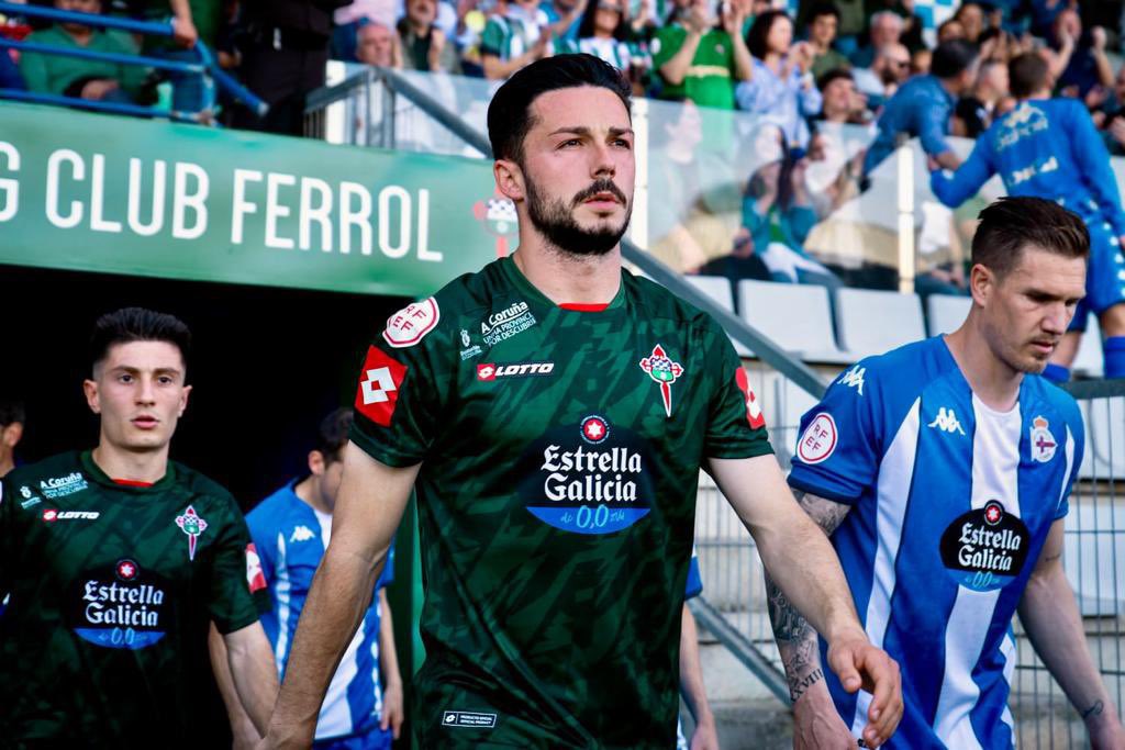 RacingFerrolArg's tweet photo. NINGUNA TE QUEDA TAN BIEN COMO LA VERDE.
VUELVA A CASA SR RABONAS  @jesusmuni10 💚💚💚💚 https://t.co/BUap4IoABF
