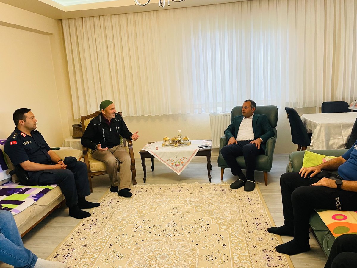 Savsat_Tr's tweet photo. Kaymakamımız Sayın Bayram KÖSE, Jandarma Komutanı Emre GÖKTAN, Emniyet Amiri Emre ÇELİK ve İlçe Müftüsü Mahmut YALABUR ile birlikte Hac vazifesini ifa edip kutsal topraklardan dönen Tuncer ÇELİK ve Nahit YAZICI’yı hanelerinde ziyaret etti. https://t.co/G5nJ1ooPI7