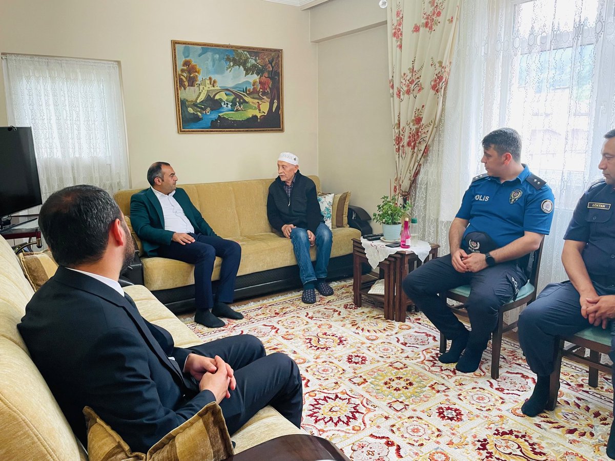 Savsat_Tr's tweet photo. Kaymakamımız Sayın Bayram KÖSE, Jandarma Komutanı Emre GÖKTAN, Emniyet Amiri Emre ÇELİK ve İlçe Müftüsü Mahmut YALABUR ile birlikte Hac vazifesini ifa edip kutsal topraklardan dönen Tuncer ÇELİK ve Nahit YAZICI’yı hanelerinde ziyaret etti. https://t.co/G5nJ1ooPI7