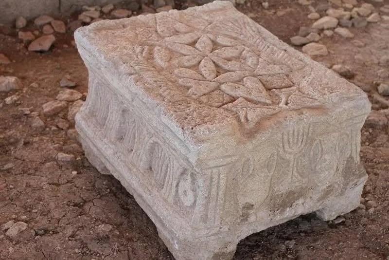 NirTopper's tweet photo. In Brief: "Something in Something".
This time:
The "Magdala Stone" in the Ancient Synagogue of Magdala.
3 min read: https://t.co/JTmXOGiApg
And also on my Blog: https://t.co/zIGfhvTYYn

#magdalastone #magdala #nir_topper #tourguide #history #israel #travel #tourism #archaeology https://t.co/mxsYKhya5O