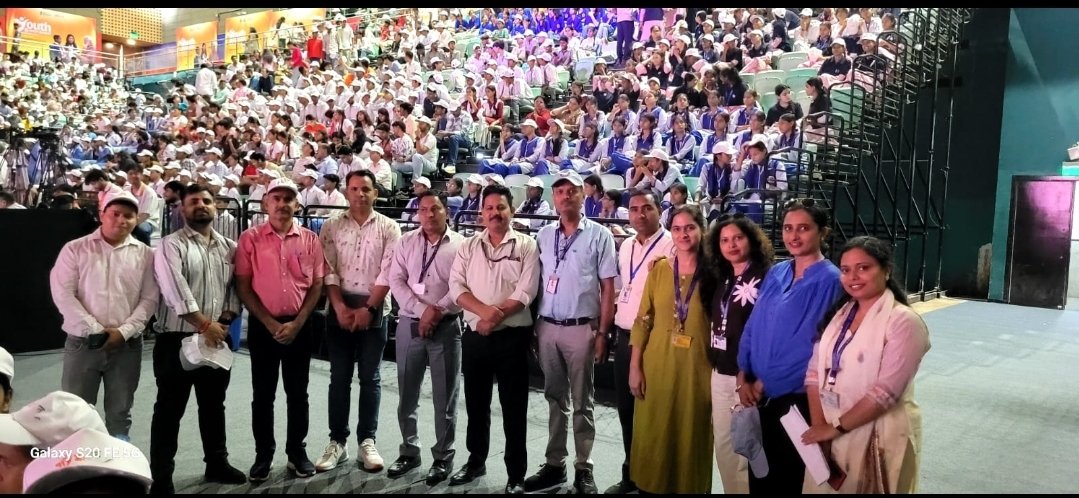 NSSGhondaNo2's tweet photo. विकसित भारत युवा कनेक्ट कार्यक्रम में त्याग राज स्टेडियम में हिस्सा लेते विद्यालय के NSS स्वयंसेवक इस अवसर मुख्य अतिथि के रूप में मौजूद रहे युवा ��ार्यक्रम एवं खेल मंत्री श्री मनसुख मांडवीया जी दिल्ली की मुख्यमंत्री श्रीमती रेखा गुप्ता जी @PEBranchGNCTD @nssrddelhi @YASMinistry https://t.co/J6wmZ0KFZz