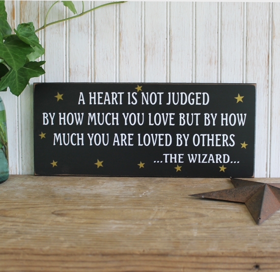 CountryWorkshp's tweet photo. #WizardOfOz Sign A Heart is not Judged, #TinMan, Wizard Quote #woodSign, Loved by Others #smilett23 https://t.co/qAn4RXXDY4 via @Etsy https://t.co/66njQq1psF