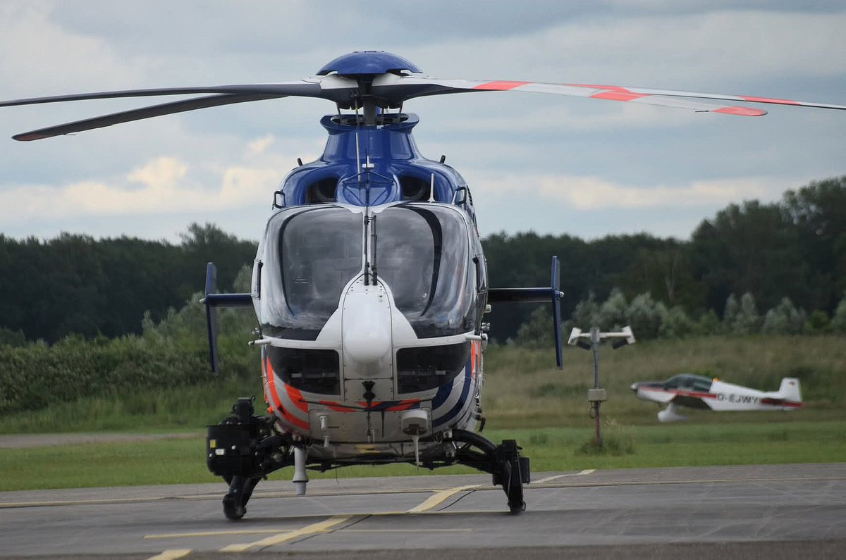 joshua_josprijs's tweet photo. Om 17.40 heeft de #police05
Op #VliegveldTeuge getankt. 
@DePolitieheli @coryoconnor96 https://t.co/FEFYGHHM4M