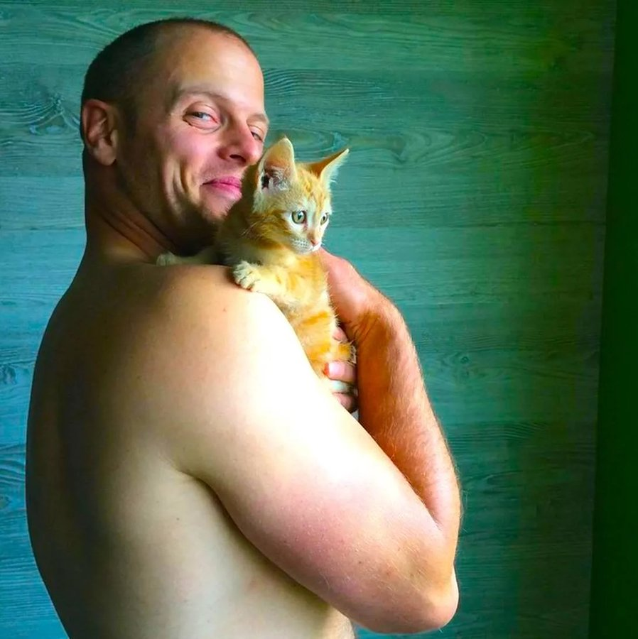 ElChicoPodcast's tweet photo. Este es Tim Ferriss. 

Me enseñó a ser inquebrantable . 

Su podcast tiene 1.000 millones de descargas y odia la fama. 

Aquí están 11 de sus ideas que me hicieron disciplinado (y harán lo mismo por ti): https://t.co/cB0jbtYwoX