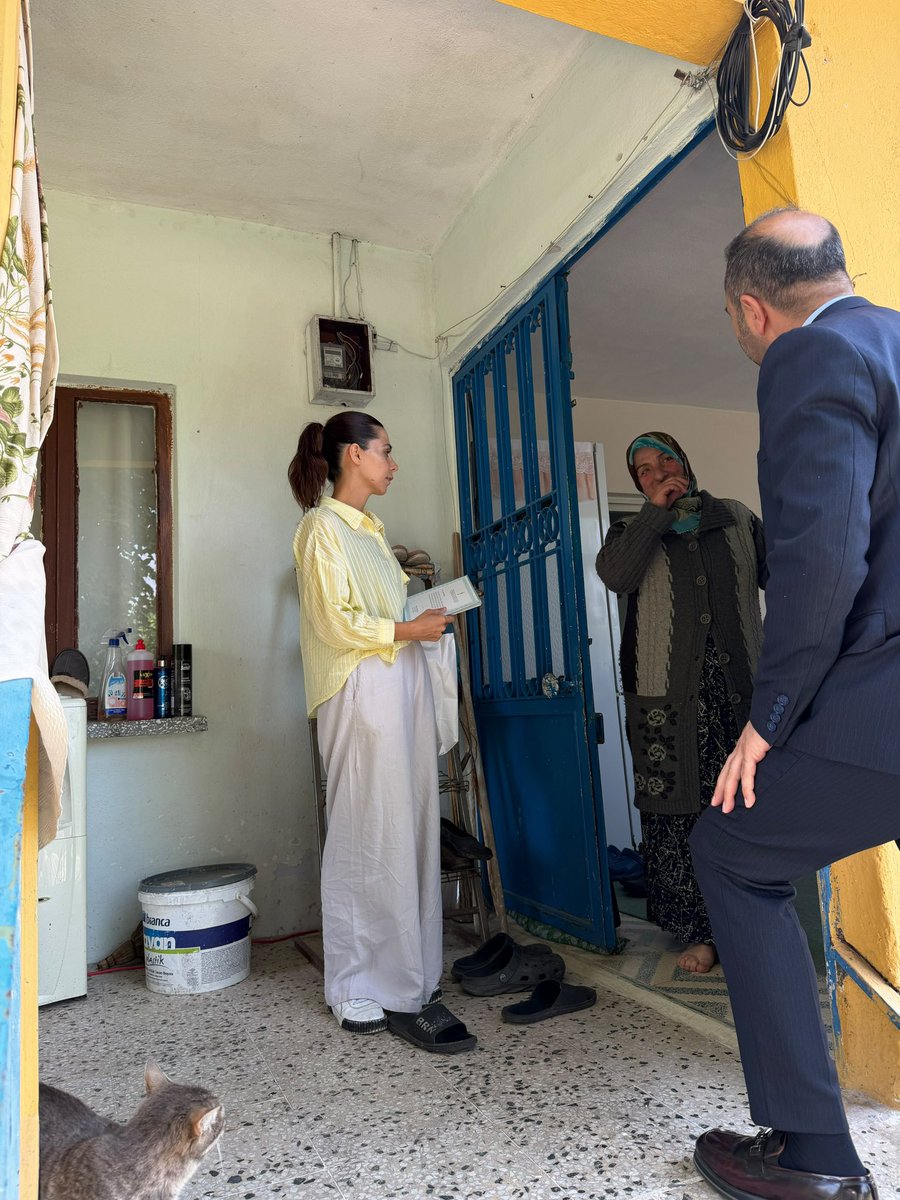 AkPartiErenler's tweet photo. 📍Tuapsalar Mahallesi

Cumhurbaşkanımız Sayın Recep Tayyip Erdoğan’ın tensipleriyle hazırlanan üye teşekkür belgelerini hemşehrilerimize ulaştırmak için mahallemizde ziyaretlerde bulunduk.

Kapısını çaldığımız her evde samimiyetle karşılanmak, vatandaşlarımızın güzel sözlerini ve desteklerini görmek bizleri mutlu etti. Milletimizle gönül gönüle olmaya, birlik ve beraberlik içerisinde çalışmaya devam ediyoruz. ❤️

@rterdogan 

#DaimaMilletle 
#SakaryaİçinSevdamızBir