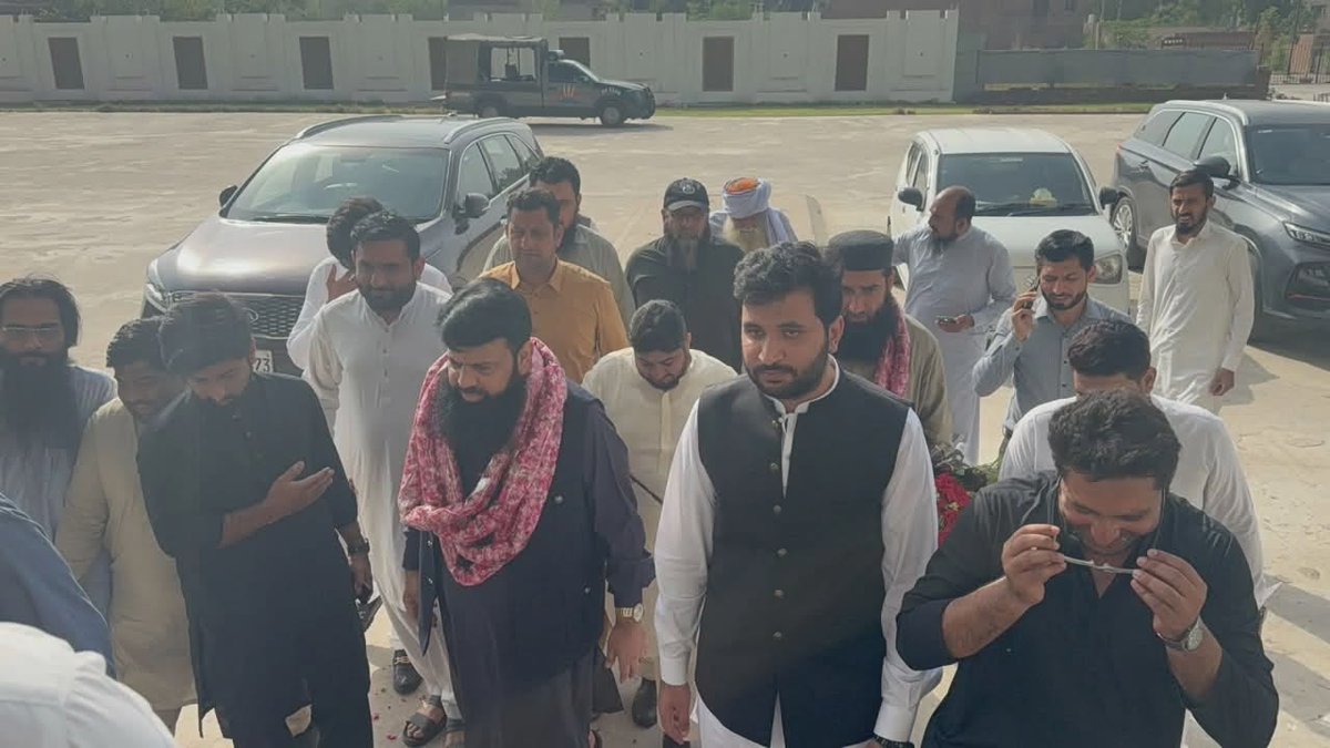hishamelahi's tweet photo. گرینڈ سینٹرل مال فیصل آباد کے دورہ کے موقع پر مبشر پنوں صاحب عاصم بخاری صاحب مہر احسان صاحب جمعیت اہلحدیث میں شامل ہوئے مبشر پنوں صاحب کو چئیرمین تاجر ونگ فیصل آباد نامزد کیا گیا ہے https://t.co/ZxTcNpAMpJ