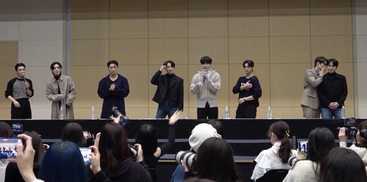 jongholics's tweet photo. always in their own world https://t.co/2Yhh9vpC0l